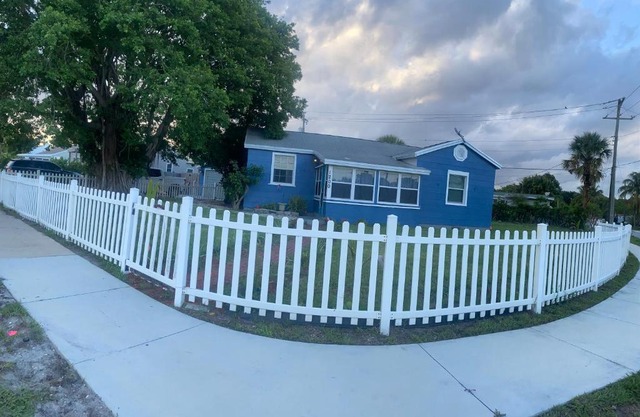 Coastal 1948 Cottage Near the Beach