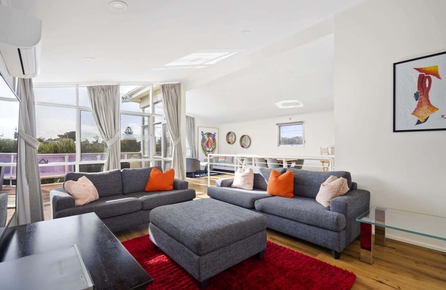Coastal Beach Home - 50m to Beach - Pet Friendly