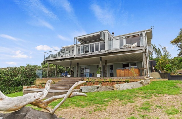Coastal Calm - Langs Beach Holiday Home