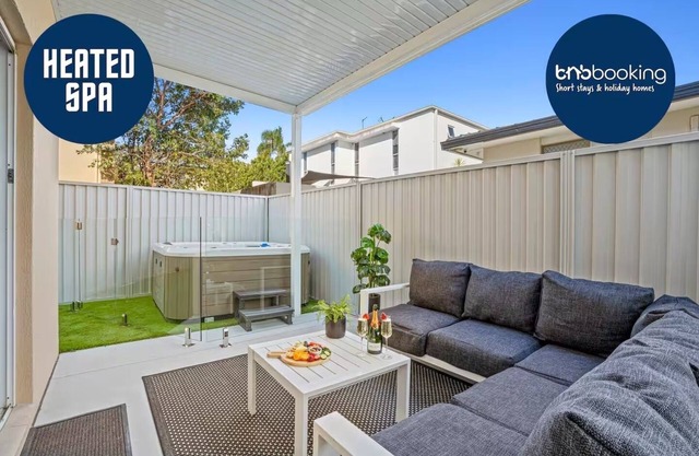 Coastal Central 3BR - Spa, Surfers Paradise, AC