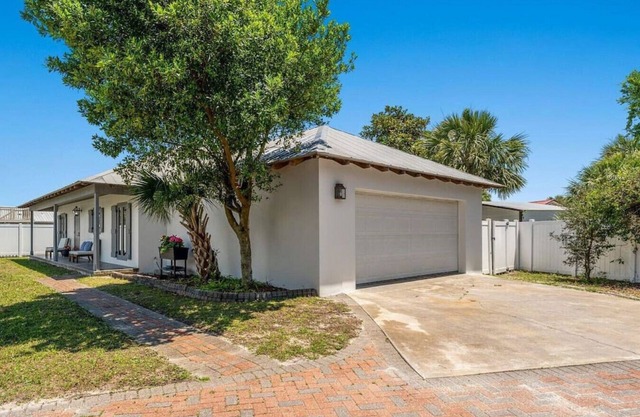 Coastal Cutie: Bch Home 2Blks2Bch, BBQ, Outdoor Twinkle Lights, FREE Activities!