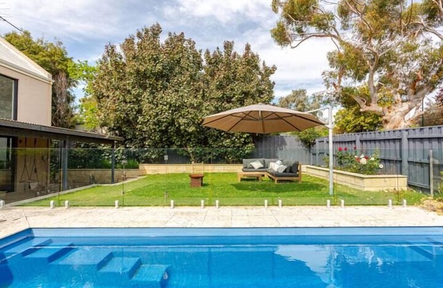 Coastal Family Getaway - Cottesloe Pool Retreat