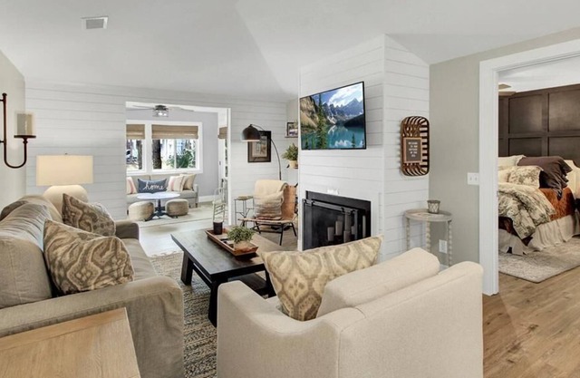 Coastal Farmhouse. Incredible Renovation. Nicest Decor on the Island! $250 Beach Gear Credit Avail