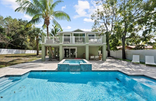 Coastal Getaway: 4BR Home - 5 Min to Jupiter Beach