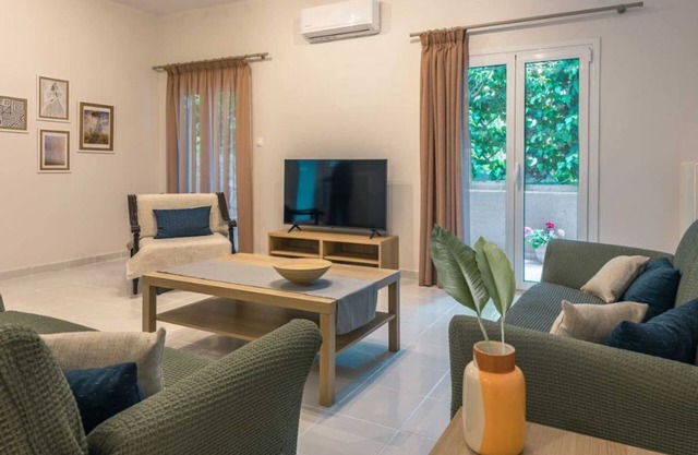 Coastal Getaway: Roomy Beachside Apartment!