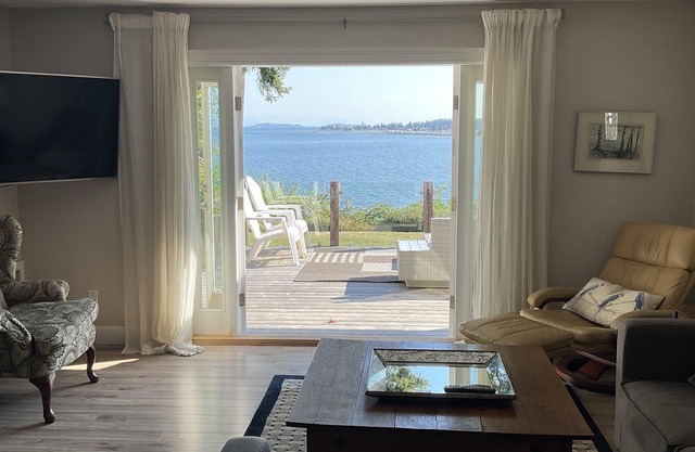 Coastal Oceanfront Home,Private beach access on Parksville Beach-BEAUTIFUL VIEWS