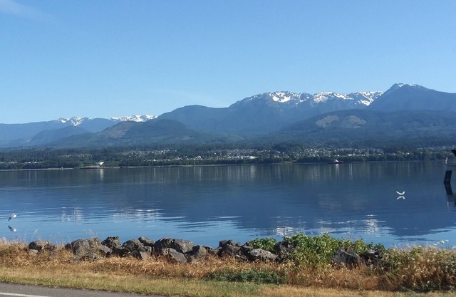 Coastie themed, 1 twin-bed, private bath. Close to downtown/nearby attractions