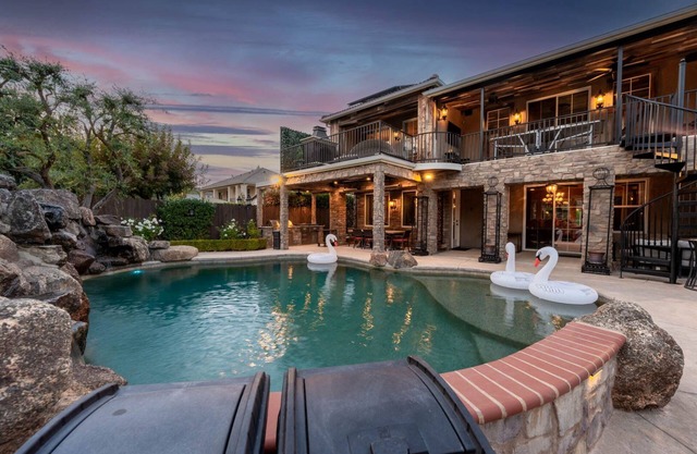 Cobbo's House - wow, luxe, hot tub, pool, gym, gazebo, games, pickleball, bikes