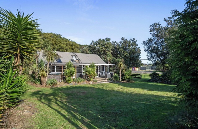 CocoLoco - Waitarere Beach Holiday Home