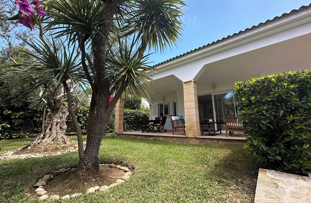 Cody family house with 360-garden and steps from the marvellous beach