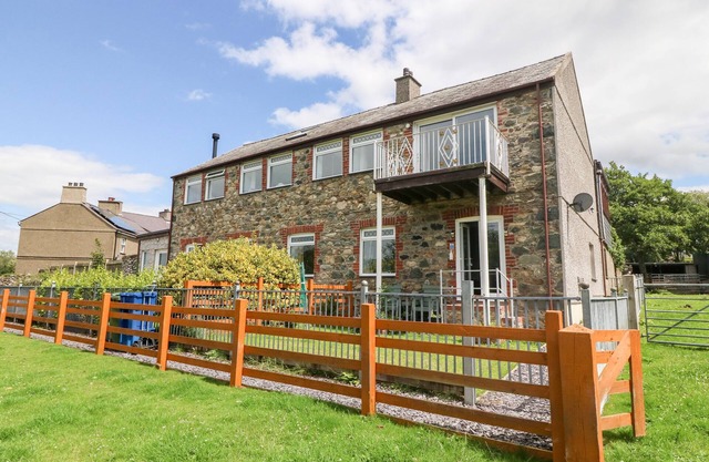 COED Y GLYN BACH EQUESTRIAN, pet friendly, with a garden in Penygroes