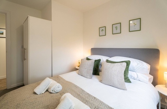 Cohost Partners Modern Cardiff Retreat
