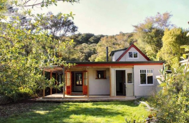 Collingwood Birdsong Cottage - a private forest-garden retreat