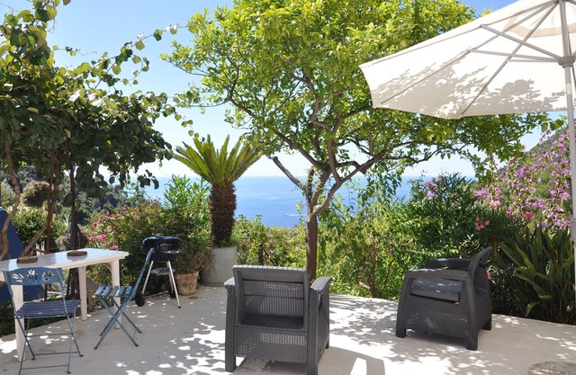 Color Garden: Exceptional sea view and Mediterranean garden, for 4.