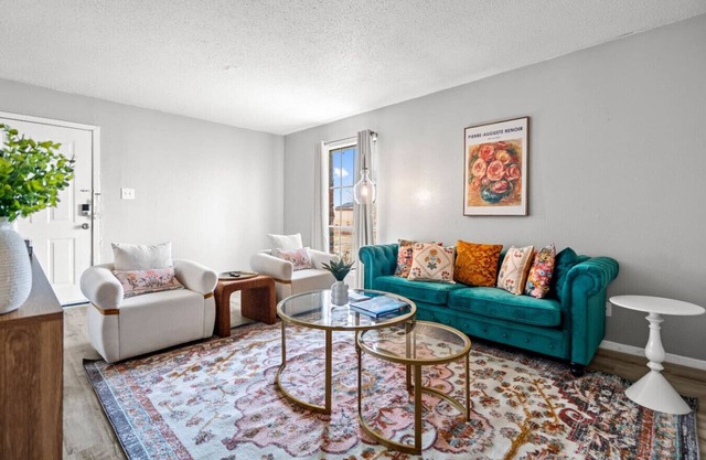 *Colorful Cozy Escape w/Grill