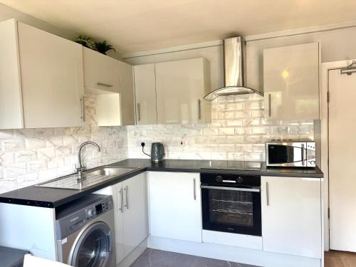 Colourful 4 Bedroom Property - Mile End - Central, Hammersmith & City and District Lines