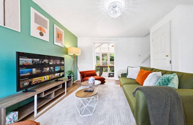 Colourful Entire House -Sleeps 6- Long Stay Disc%