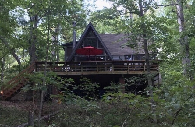 Come enjoy this lovely 3 bedroom 2 baths lakefront chalet with a swimming dock.