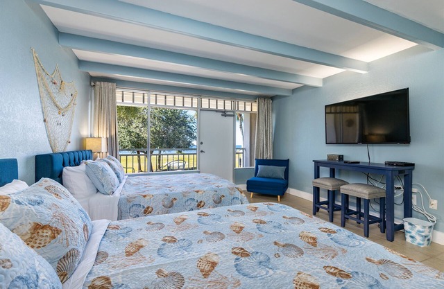 Come stay where the dolphins play! Unit 216
