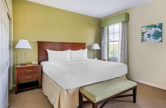 Comfort and Convenience! Full Kitchen, Swimming Pool, Free Shuttle!