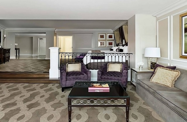 Comfort and Relaxation! 2 City View Units, Outdoor Pool, Near Fremont Street