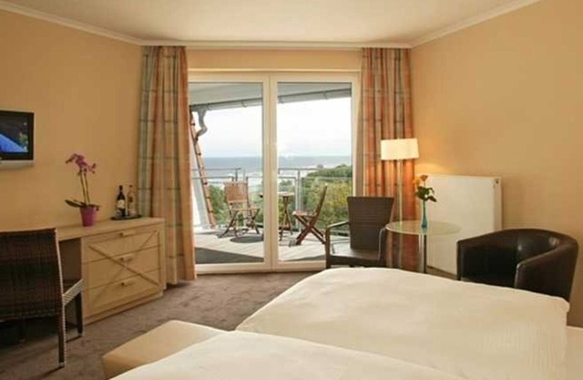 Comfort Double Room with Balcony and Sea View - Strandhotel Seerose Kölpinsee