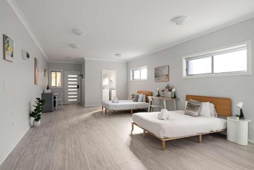 Comfort Stay - Detached Quadruple Studio Room with Simple Kitchenette near Top Ryde city