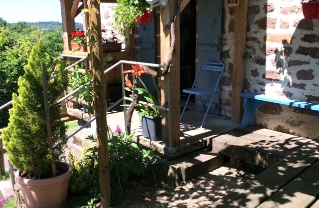 Comfortable house. Possibility 4 max. Enclosed garden with trees.