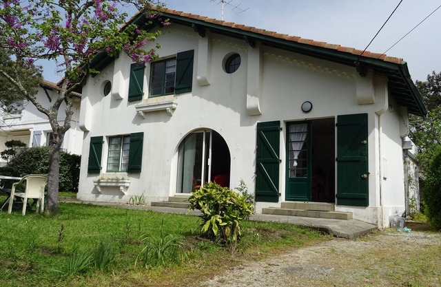 COMFORTABLE FAMILY HOUSE ON THE OCEAN - sleeps 10, close to the beach