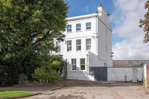 Comfortable 1-Bed Flat Near Pittville Park