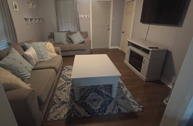 Comfortable 2BR Retreat in Ruston Perfect for Game Days”