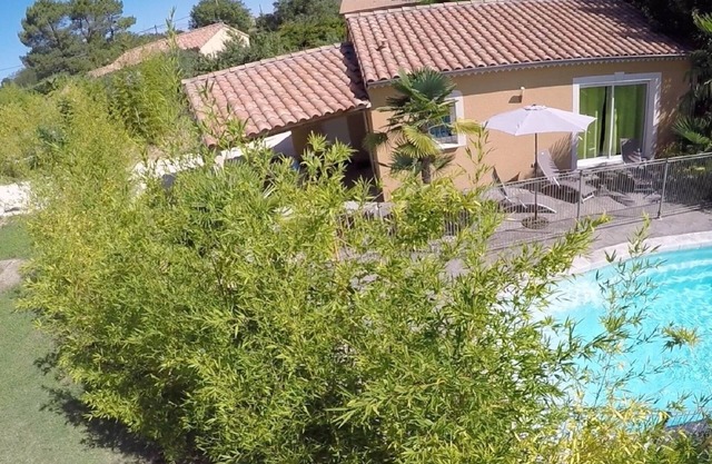 Comfortable 4-person air-conditioned villa, private pool, garden, near canoe river