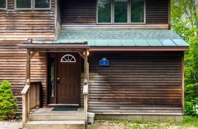 Comfortable and casual 3 bedroom townhome with great location!