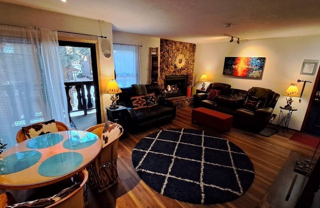 Comfortable and cozy retreat with Free ski shuttle