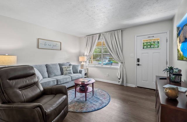 Comfortable and Spacious Home in Dothan w/4 TV's - Sunroom - 4 Beds - King Bed