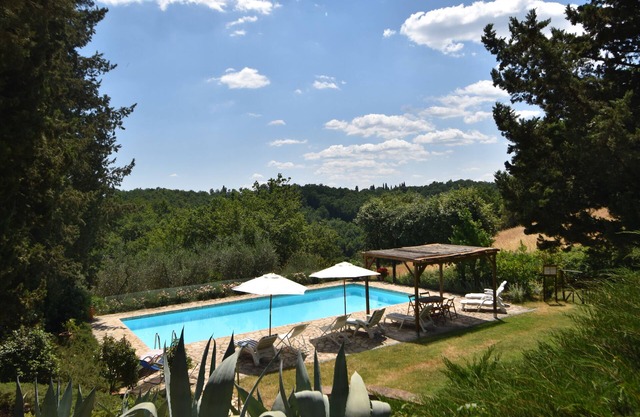 Comfortable apartment in Villa, with courtyard, swimming pool and garden
