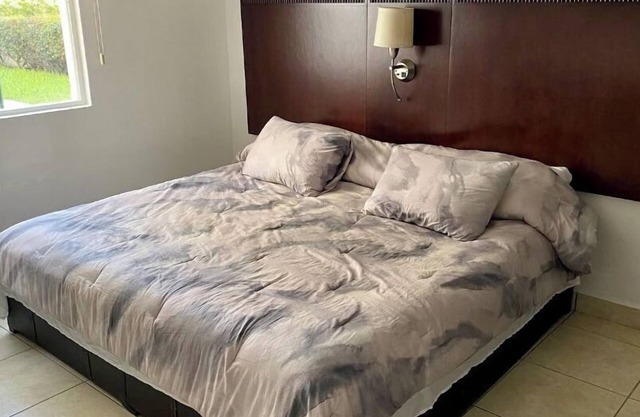 COMFORTABLE APARTMENT WITH POOL, WHIRLPOOL BATHTUB, 70" TV AND MORE