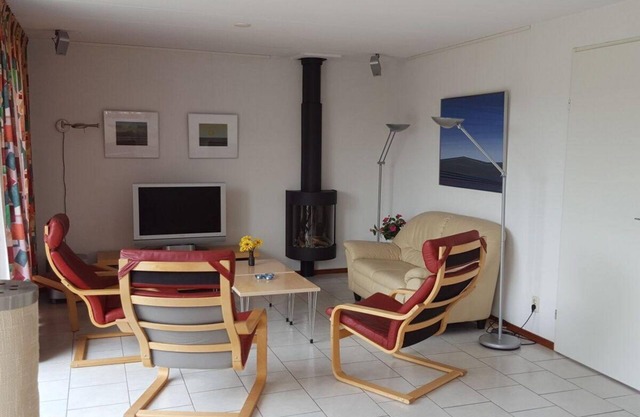 Comfortable bungalow for 6 people, 3 bedrooms, in walking distance from the beach