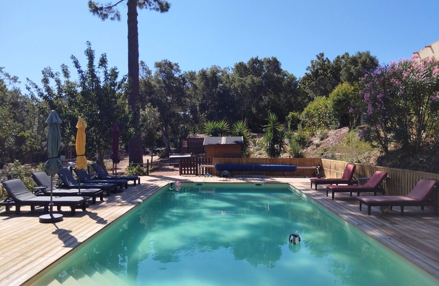 COMFORTABLE CHALET HEATED POOL BEACHES AND RIVER 10 MIN AWAY