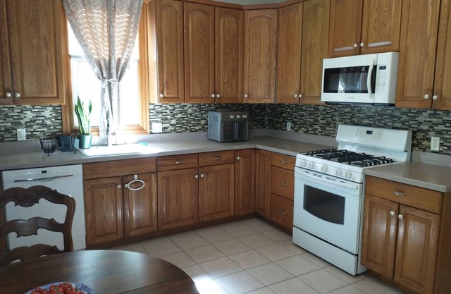 Comfortable, Convenient to NY 2-Bedroom House with Large Yard and Parking