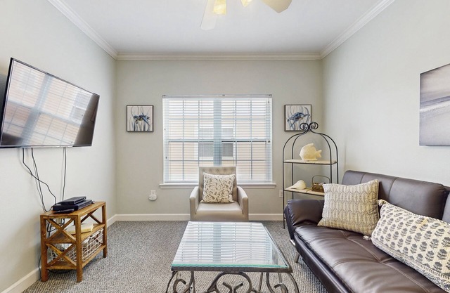 Comfortable condo w/two shared pools & direct beach access
