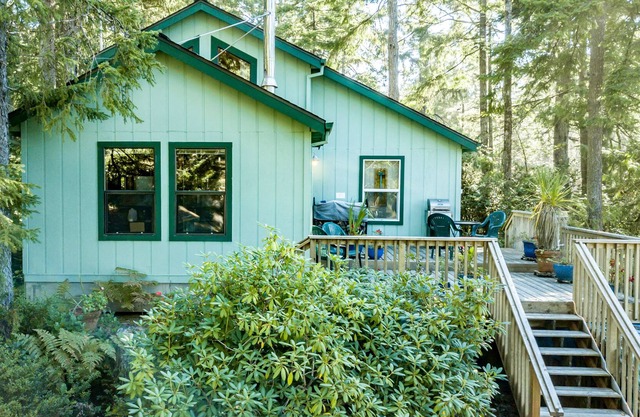Comfortable cottage with a washer/dryer, fireplace, deck, beach access