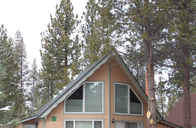 Comfortable, Cozy Tahoe 3BR-2BA Cabin - with Wifi - Min Stay 30 days