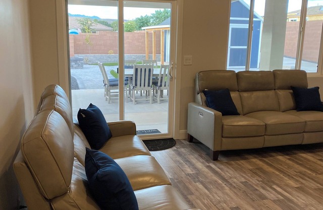 Comfortable Extended-Stay Home. Near Sand Hollow & Zion – Great Views!