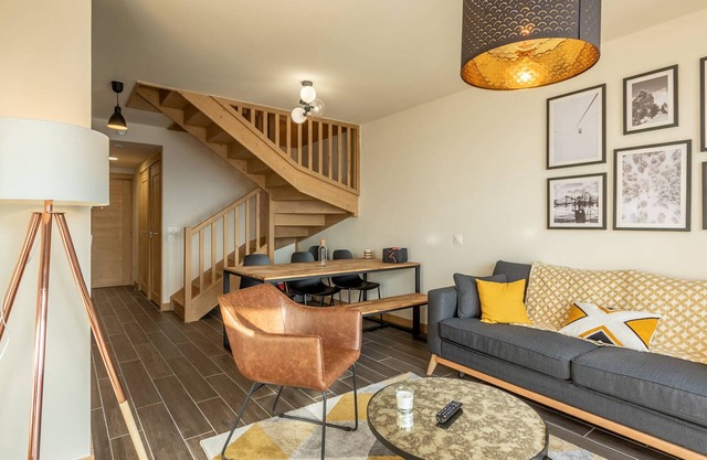 Comfortable duplex with pool and spa, ski-in/ski-out