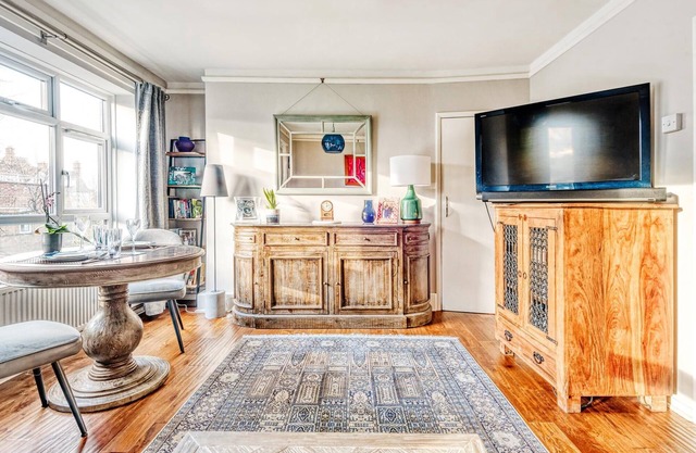 Comfortable Home in Wandsworth by UnderTheDoormat
