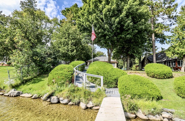 Comfortable Home on Lake Leelanau- Accommodates up to 13 guests