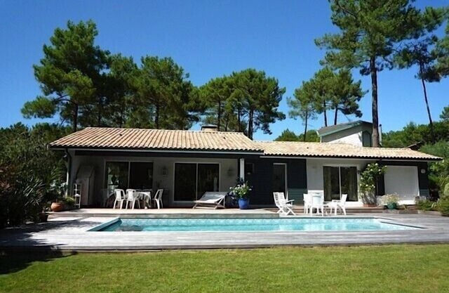 Comfortable house, big pool with wooden terrace, ideal location