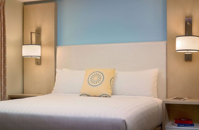 Comfortable King Stay! Free Parking, Close to Rienzi Mansion and Gardens!
