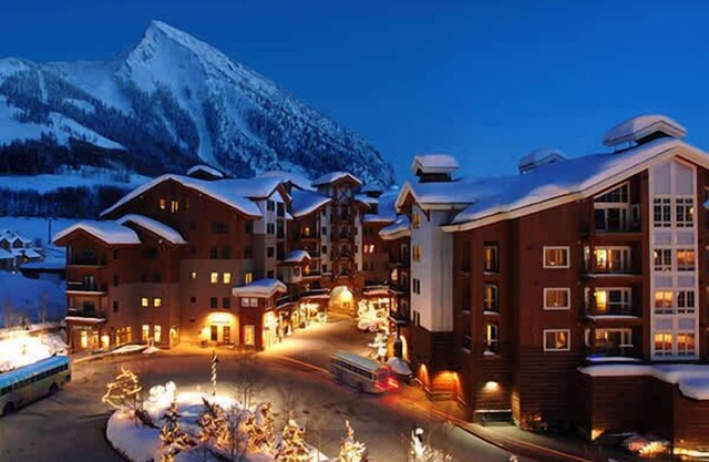 Comfortable King Hotel Room on the top Floor, Best Location on the Mtn!
